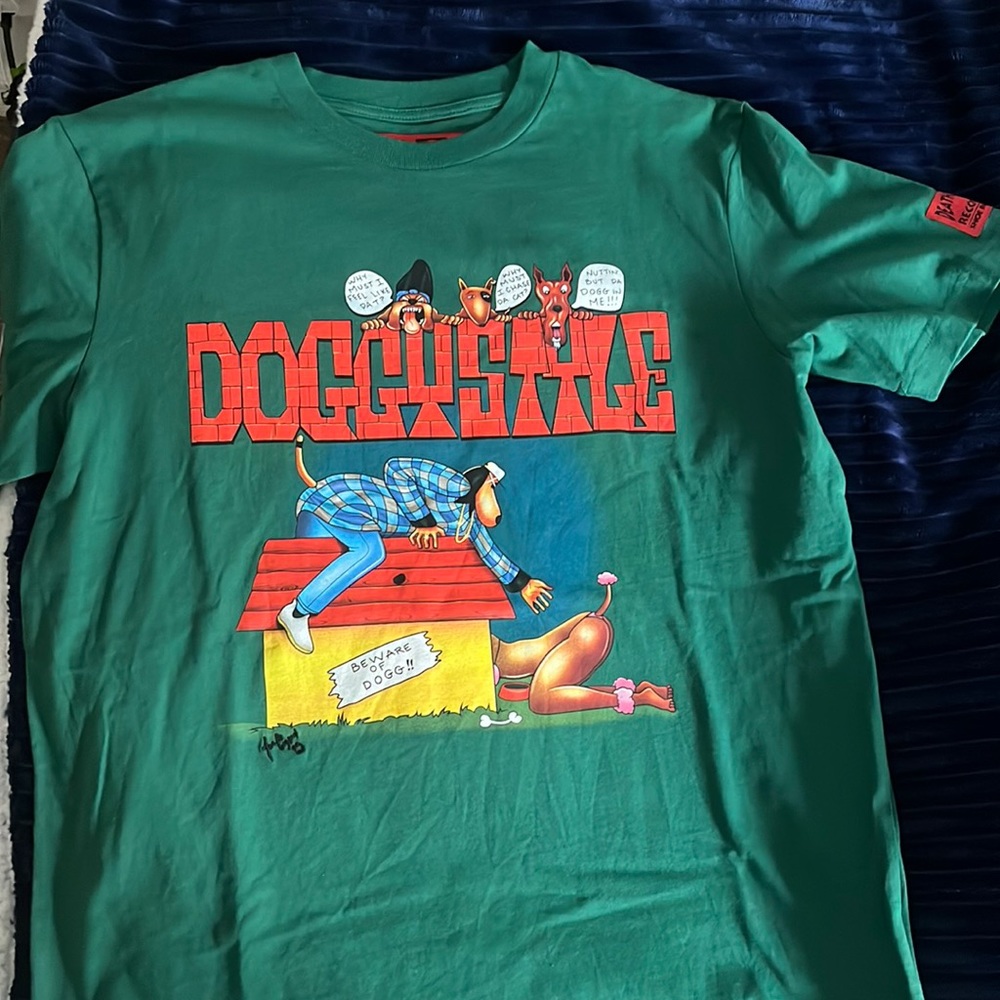 t-shirt from shoe palace, size medium. Fits large too.